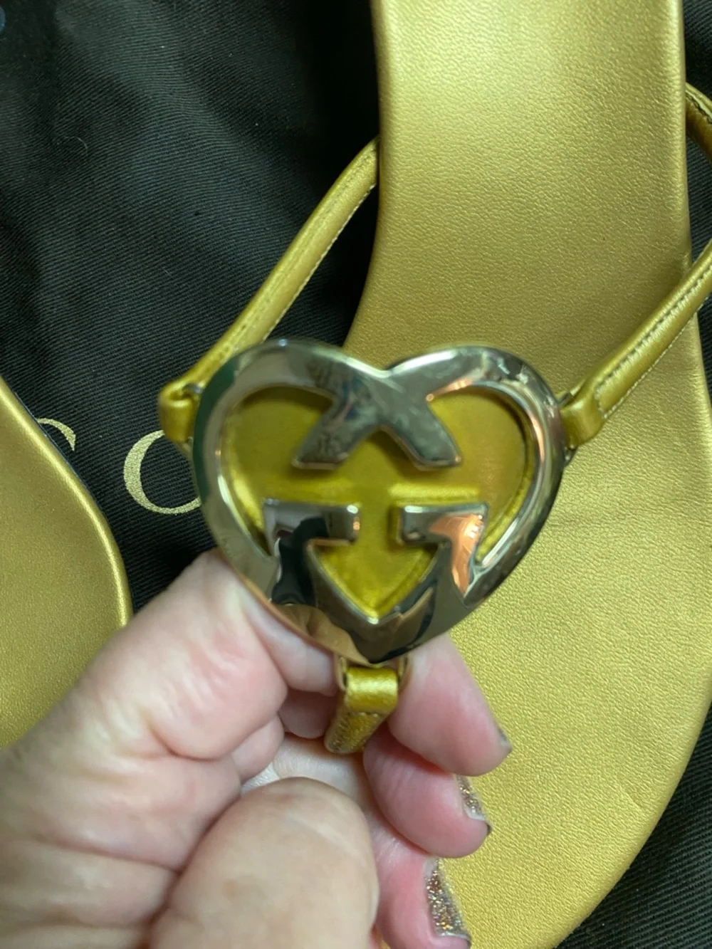 Gucci Heart Interlocking Logo Gold Thong Sandals - Picture 2 of 11